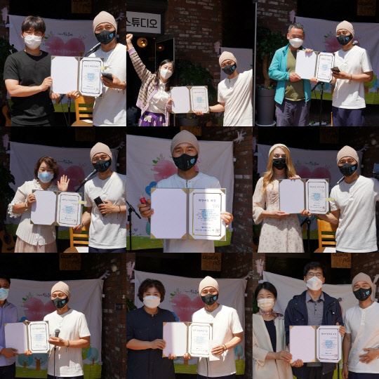 사진= 2021년 희망을 파는 사람들 자원봉사상 시상식이 강서구 마곡동 서울 본사 사무국 앞에서 진행되었다.